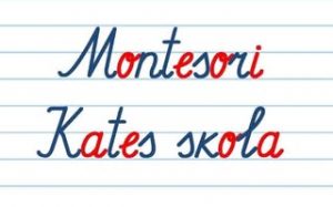 Rokraksta stila uzraksts ‘Montesori Kates skola’ zilā krāsā ar sarkaniem akcentiem uz līniju fona