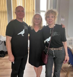 Anita Timans kopā ar vīru Džeisonu un Rīgas plānošanas reģiona remigrācijas koordinatori Dainu Šulcu forumā “Dzīve starp divām pasaulēm – kā atgriezties Latvijā un saplānot nākotni”