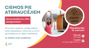 Plakāts par remigrantu pasākumu “Ciemos pie atbraucējiem” Augštūjā 15. martā. Attēlā sieviete pie koka saunas ziemas ainavā, “Serpent Sauna” logo, informācija par pieteikšanos un kontakti.